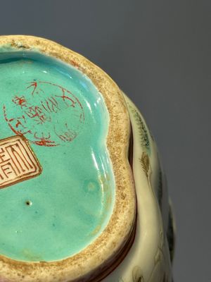 A Chinese blue, white and famille rose miniature tea service, two famille rose bowls, a tazza, a plate and a covered jar, 19th C. — foto 21