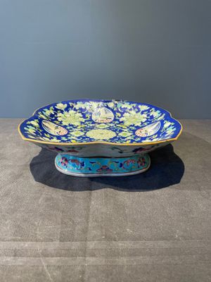 A Chinese blue, white and famille rose miniature tea service, two famille rose bowls, a tazza, a plate and a covered jar, 19th C. — foto 22