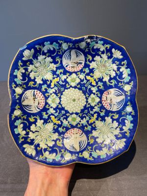 A Chinese blue, white and famille rose miniature tea service, two famille rose bowls, a tazza, a plate and a covered jar, 19th C. — foto 23