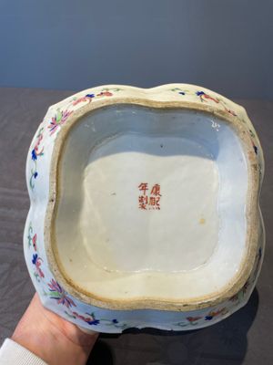 A Chinese blue, white and famille rose miniature tea service, two famille rose bowls, a tazza, a plate and a covered jar, 19th C. — foto 29