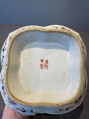 A Chinese blue, white and famille rose miniature tea service, two famille rose bowls, a tazza, a plate and a covered jar, 19th C. — foto 30