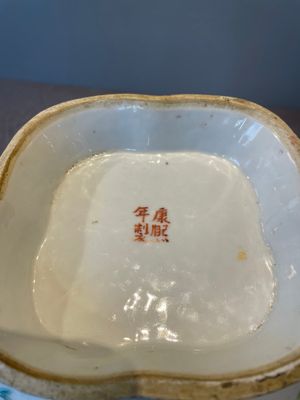 A Chinese blue, white and famille rose miniature tea service, two famille rose bowls, a tazza, a plate and a covered jar, 19th C. — foto 31