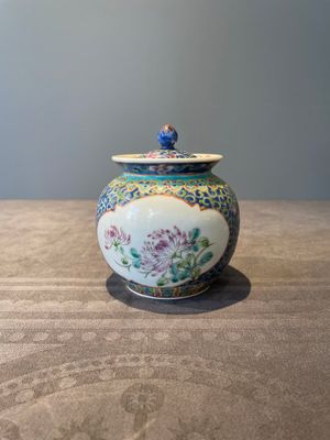 A Chinese blue, white and famille rose miniature tea service, two famille rose bowls, a tazza, a plate and a covered jar, 19th C. — foto 32