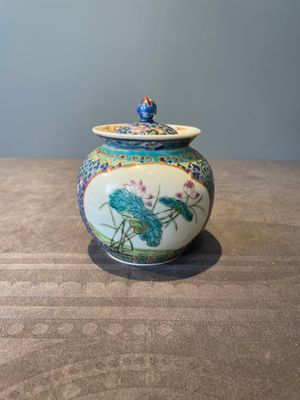 A Chinese blue, white and famille rose miniature tea service, two famille rose bowls, a tazza, a plate and a covered jar, 19th C. — foto 34
