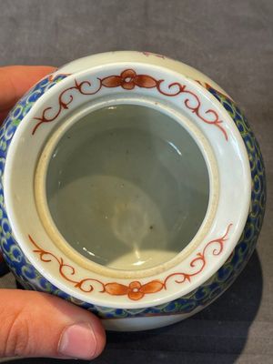 A Chinese blue, white and famille rose miniature tea service, two famille rose bowls, a tazza, a plate and a covered jar, 19th C. — foto 38