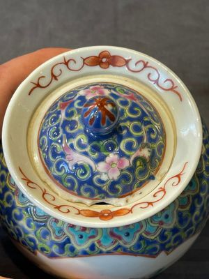 A Chinese blue, white and famille rose miniature tea service, two famille rose bowls, a tazza, a plate and a covered jar, 19th C. — foto 39