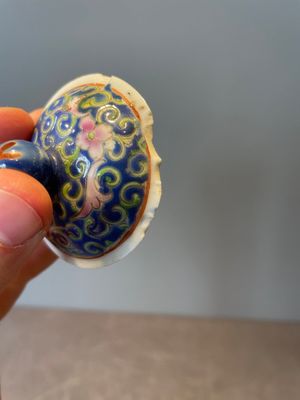 A Chinese blue, white and famille rose miniature tea service, two famille rose bowls, a tazza, a plate and a covered jar, 19th C. — foto 41