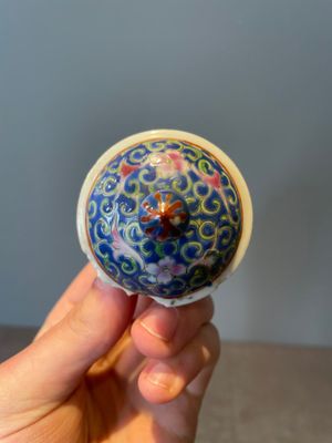 A Chinese blue, white and famille rose miniature tea service, two famille rose bowls, a tazza, a plate and a covered jar, 19th C. — foto 42