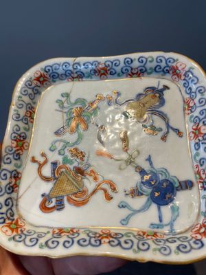 A Chinese blue, white and famille rose miniature tea service, two famille rose bowls, a tazza, a plate and a covered jar, 19th C. — foto 44