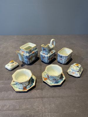 A Chinese blue, white and famille rose miniature tea service, two famille rose bowls, a tazza, a plate and a covered jar, 19th C. — foto 47