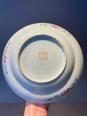 A Chinese blue, white and famille rose miniature tea service, two famille rose bowls, a tazza, a plate and a covered jar, 19th C. — foto 5