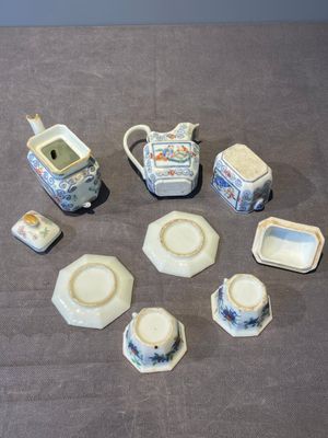 A Chinese blue, white and famille rose miniature tea service, two famille rose bowls, a tazza, a plate and a covered jar, 19th C. — foto 51