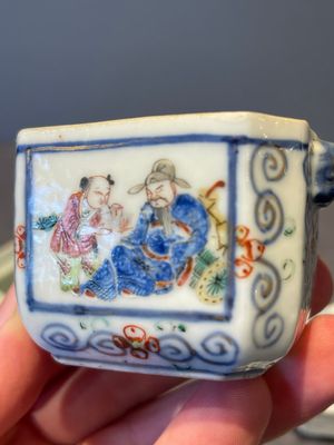 A Chinese blue, white and famille rose miniature tea service, two famille rose bowls, a tazza, a plate and a covered jar, 19th C. — foto 58
