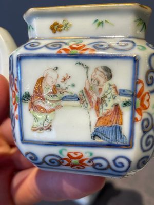 A Chinese blue, white and famille rose miniature tea service, two famille rose bowls, a tazza, a plate and a covered jar, 19th C. — foto 63