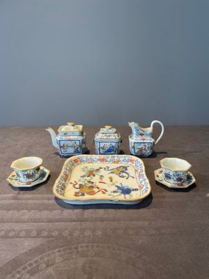 A Chinese blue, white and famille rose miniature tea service, two famille rose bowls, a tazza, a plate and a covered jar, 19th C. — foto 65