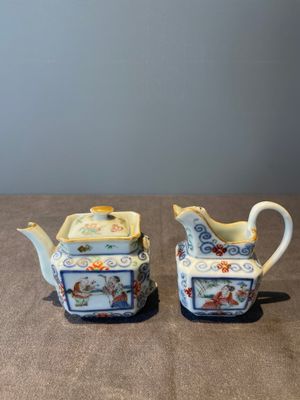 A Chinese blue, white and famille rose miniature tea service, two famille rose bowls, a tazza, a plate and a covered jar, 19th C. — foto 66