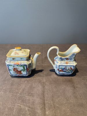 A Chinese blue, white and famille rose miniature tea service, two famille rose bowls, a tazza, a plate and a covered jar, 19th C. — foto 68