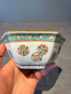 A Chinese blue, white and famille rose miniature tea service, two famille rose bowls, a tazza, a plate and a covered jar, 19th C. — foto 7
