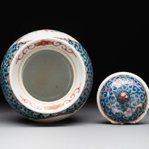 A Chinese blue, white and famille rose miniature tea service, two famille rose bowls, a tazza, a plate and a covered jar, 19th C. — foto 14