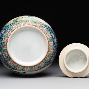 A Chinese blue, white and famille rose miniature tea service, two famille rose bowls, a tazza, a plate and a covered jar, 19th C. — foto 15