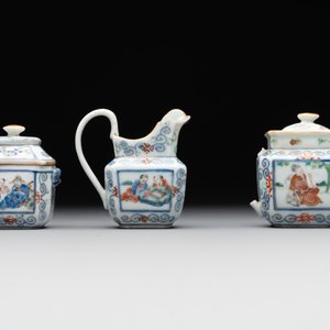 A Chinese blue, white and famille rose miniature tea service, two famille rose bowls, a tazza, a plate and a covered jar, 19th C. — foto 19