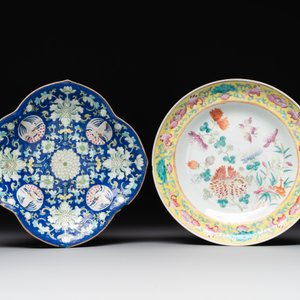 A Chinese blue, white and famille rose miniature tea service, two famille rose bowls, a tazza, a plate and a covered jar, 19th C. — foto 2