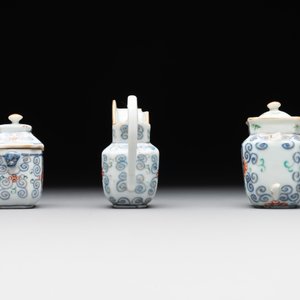 A Chinese blue, white and famille rose miniature tea service, two famille rose bowls, a tazza, a plate and a covered jar, 19th C. — foto 21