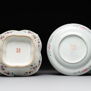 A Chinese blue, white and famille rose miniature tea service, two famille rose bowls, a tazza, a plate and a covered jar, 19th C. — foto 3
