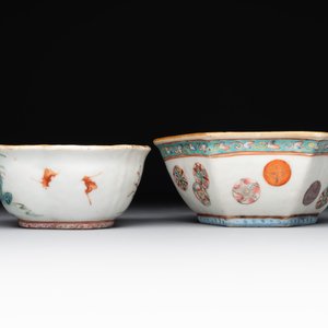A Chinese blue, white and famille rose miniature tea service, two famille rose bowls, a tazza, a plate and a covered jar, 19th C. — foto 7