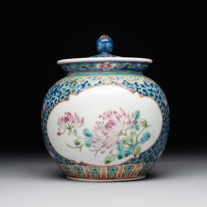 A Chinese blue, white and famille rose miniature tea service, two famille rose bowls, a tazza, a plate and a covered jar, 19th C. — foto 10