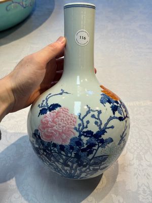 A Chinese blue, white and famille rose 'Peonies' vase, Qianlong mark, 20th C. — foto 1