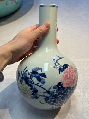 A Chinese blue, white and famille rose 'Peonies' vase, Qianlong mark, 20th C. — foto 2