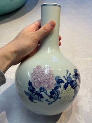 A Chinese blue, white and famille rose 'Peonies' vase, Qianlong mark, 20th C. — foto 3