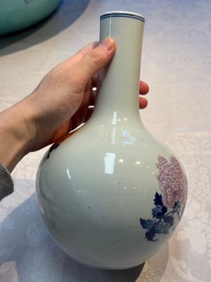 A Chinese blue, white and famille rose 'Peonies' vase, Qianlong mark, 20th C. — foto 4