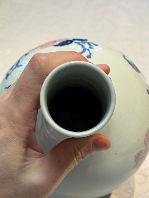A Chinese blue, white and famille rose 'Peonies' vase, Qianlong mark, 20th C. — foto 5