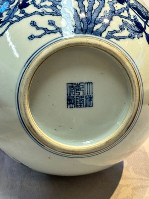 A Chinese blue, white and famille rose 'Peonies' vase, Qianlong mark, 20th C. — foto 6