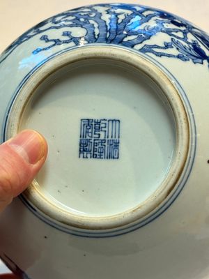 A Chinese blue, white and famille rose 'Peonies' vase, Qianlong mark, 20th C. — foto 7