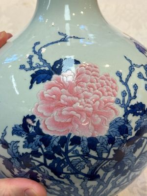 A Chinese blue, white and famille rose 'Peonies' vase, Qianlong mark, 20th C. — foto 8