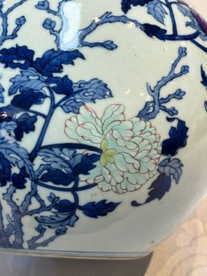 A Chinese blue, white and famille rose 'Peonies' vase, Qianlong mark, 20th C. — foto 9