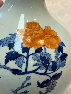 A Chinese blue, white and famille rose 'Peonies' vase, Qianlong mark, 20th C. — foto 10