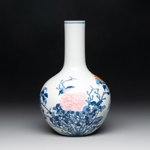 A Chinese blue, white and famille rose 'Peonies' vase, Qianlong mark, 20th C. — foto 1