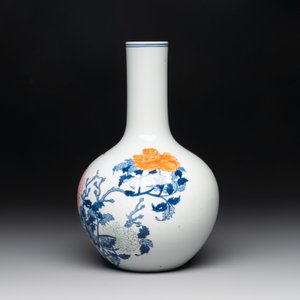 A Chinese blue, white and famille rose 'Peonies' vase, Qianlong mark, 20th C. — foto 2