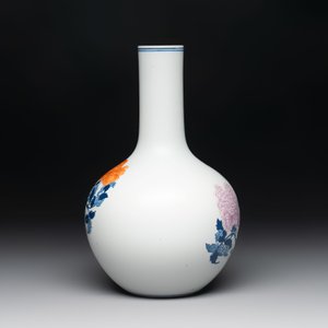 A Chinese blue, white and famille rose 'Peonies' vase, Qianlong mark, 20th C. — foto 3