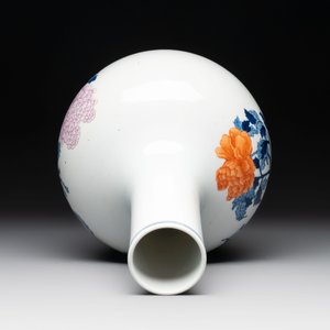 A Chinese blue, white and famille rose 'Peonies' vase, Qianlong mark, 20th C. — foto 5