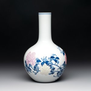 A Chinese blue, white and famille rose 'peonies' vase, Qianlong mark, 20th C. — foto 4