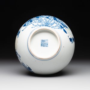 A Chinese blue, white and famille rose 'peonies' vase, Qianlong mark, 20th C. — foto 6