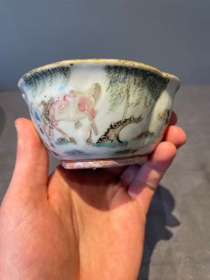 A Chinese blue, white and famille rose tea service, three famille rose bowls, a plate and a covered jar, 19th C. — 照片 15