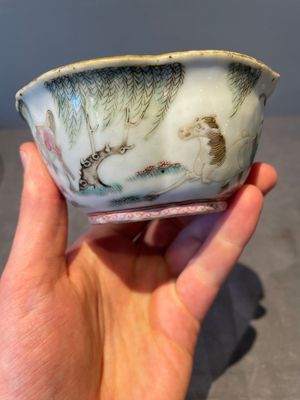 A Chinese blue, white and famille rose tea service, three famille rose bowls, a plate and a covered jar, 19th C. — 照片 16
