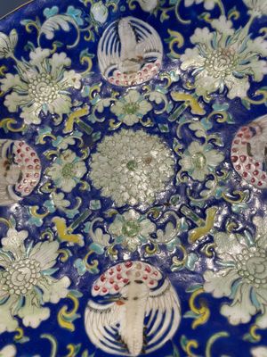 A Chinese blue, white and famille rose tea service, three famille rose bowls, a plate and a covered jar, 19th C. — 照片 24