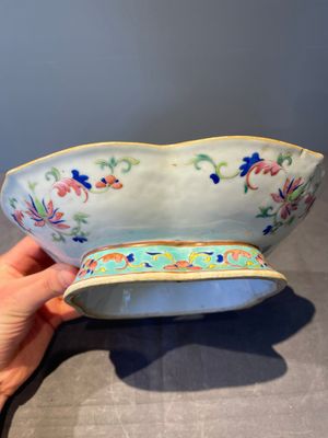 A Chinese blue, white and famille rose tea service, three famille rose bowls, a plate and a covered jar, 19th C. — 照片 25
